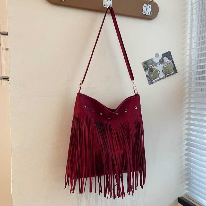 Koreai stílusú tasseles női crossbody táska velúr anyagból, nagy kapacitású, közepes méretű