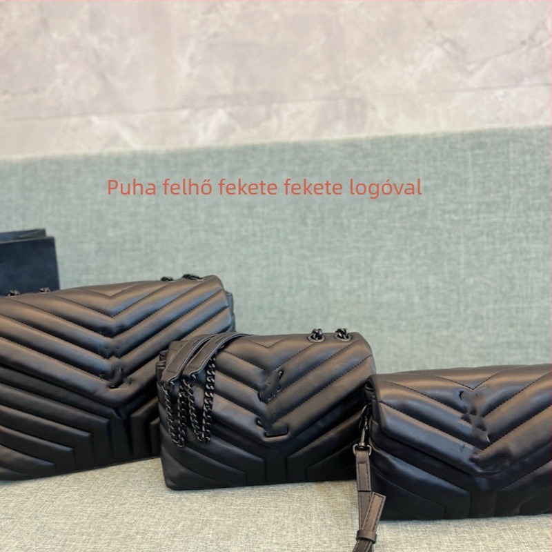 Kis doboz formájú báránybőr táska fedéllel és láncos vállpánttal – kereszttestként/ vállon viselhető