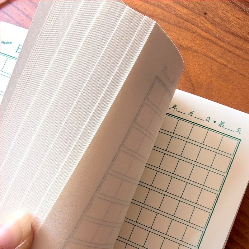 Kemény tollkaligráfiához írásgyakorló lap, kockás kis notesz, általános iskolások számára