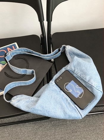 Női és férfiaknak tervezett denim dumpling táska, közepes méret, vállon át hordható, mágneszár