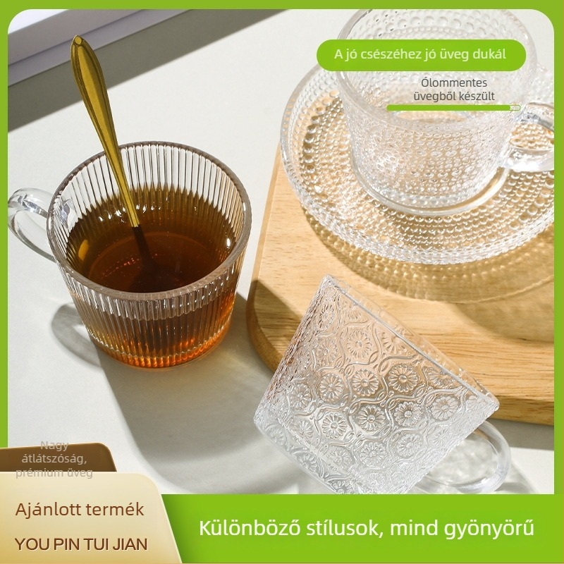 Üvegből készült kávéscsésze és alátét kanállal, aranyszegélyes desszerttál, otthoni használatra