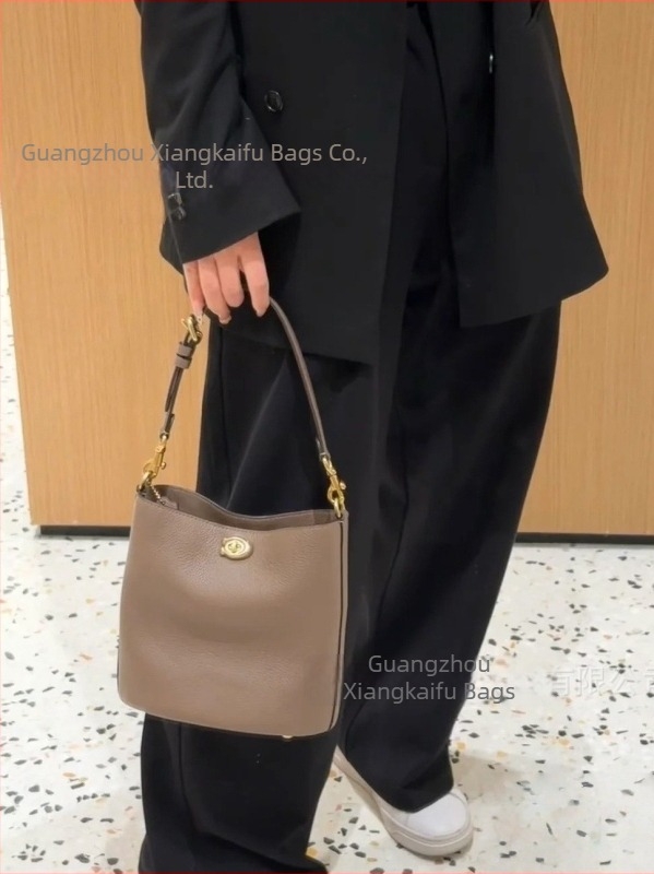 Koujia Willow19 női bucket táska mindennapi használatra, klasszikus monogrammal, sokoldalú viselet váll-on vagy keresztben