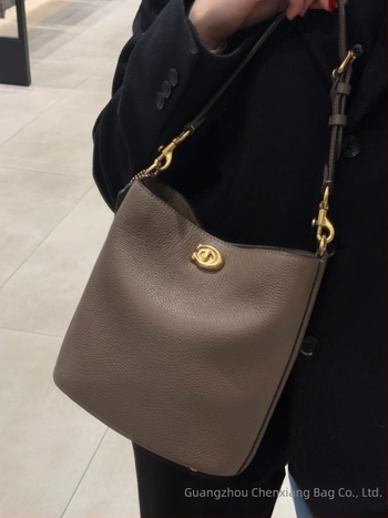 Kou C Willow19 Valódi bőr bucket táska – közepes méretű, váll- és crossbody pánttal