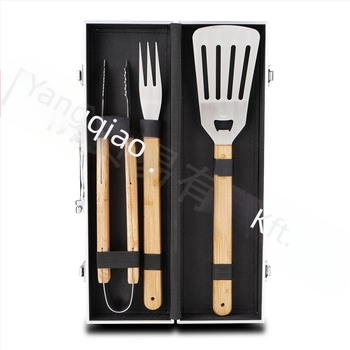 3 darabos rozsdamentes acél grill eszközök készlet fa nyéllel: villa, fogó, spatula