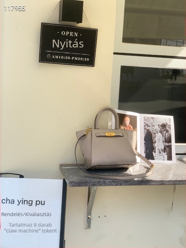 Női szárnyas bőrtáska valódi marhabőrből, puha bőr, keresztpántos vállon, közepes méretű