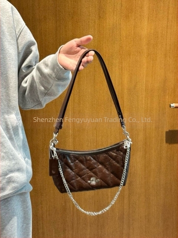 C Caitlin 24 Crescent valódi bőr válltáska lánccal, crossbody stílusú, új modell 2026