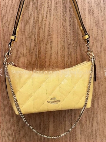 C Caitlin 24 Crescent valódi bőr válltáska lánccal, crossbody stílusú, új modell 2026