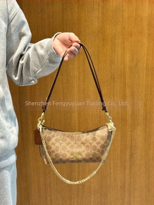 C Caitlin 24 Crescent valódi bőr válltáska lánccal, crossbody stílusú, új modell 2026