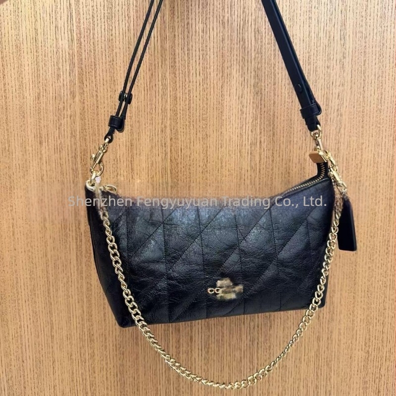 C Caitlin 24 Crescent valódi bőr válltáska lánccal, crossbody stílusú, új modell 2026