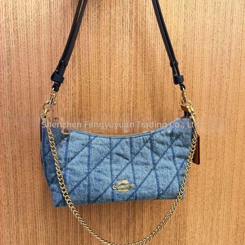 C Caitlin 24 Crescent valódi bőr válltáska lánccal, crossbody stílusú, új modell 2026