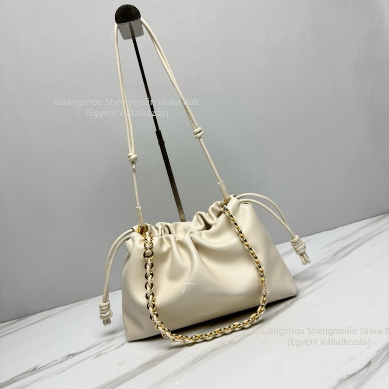 Valódi báránybőrből készült felhő alakú kézitáska húzózsinórral és lánccal, redőzött textúrával, kézben, vállon vagy crossbody viselhető nők számára