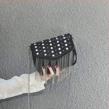 Női kis fekete táska, 2019 tavasz, vintage szegecsek, crossbody lánccal és bojtokkal