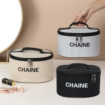 Minimalista Chanel-stílusú sminktáska, hordozható, nagy kapacitású; utazótáska a bőrápolási termékek számára az asztalon.