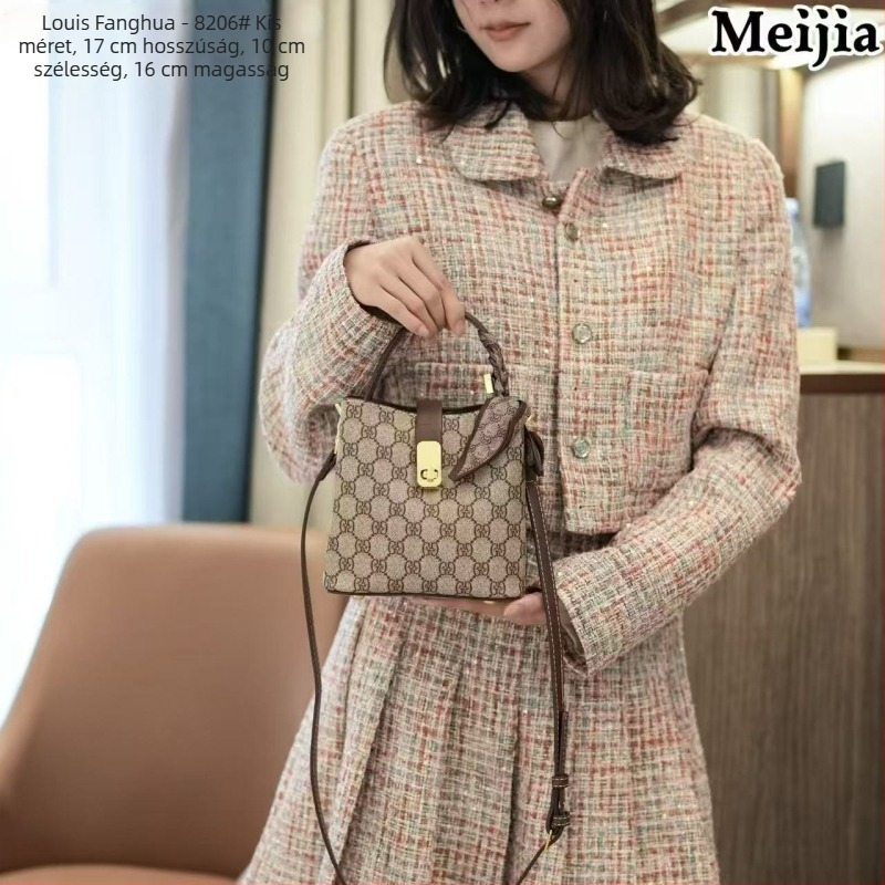 PVC bucket táska, kicsi méretű, crossbody, monogram betűkkel és color-block sállal, városi minimalistát stílus, 2026 tavasz