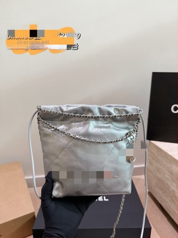Chanel-stílusú bőrtáska láncos vállpánttal, gyémántvarrásos, kis méret, nagy kapacitás