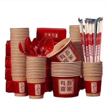 Vastag piros papírtálak, pálcikák és papír poharak – egyszer használatos esküvői étkezési készlet