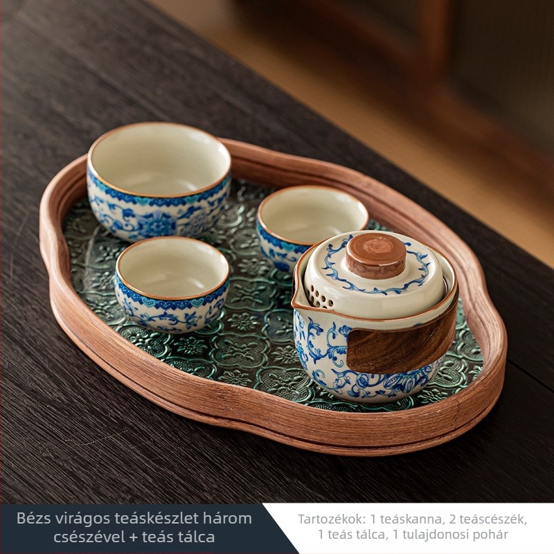 Kék‑fehér porcelán utazó teáskészlet – egy teáskanna és három csésze, lótuszág motívummal, kínai stílusú ajándék.