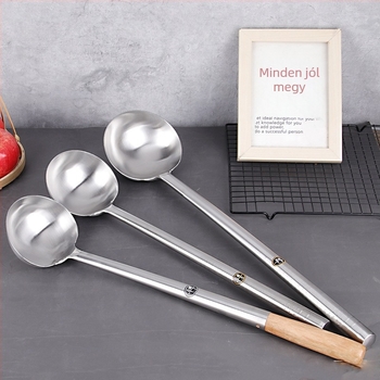 Rozsdamentes acélból készített hosszú nyelű spatula, fa nyéllel a főzéshez