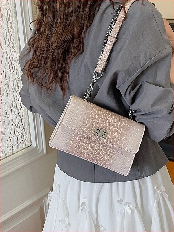 Új női kézitáska texturált vízszintes mintával, koreai/japán stílusú láncos vállpánttal, kis négyszögletes crossbody táska mindennapi viseletre