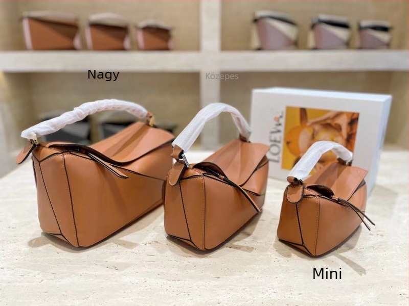 Geometriai mintás mini bőrtáska nőknek — kézben vagy crossbody viselhető, kompakt négyszögletes forma