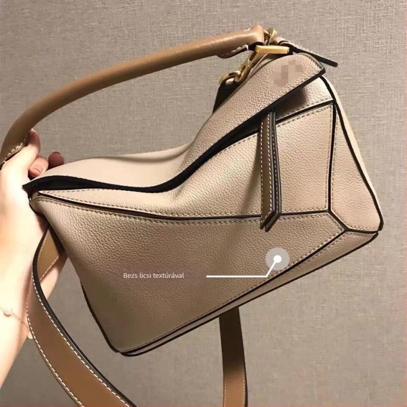 Geometriai mintás mini bőrtáska nőknek — kézben vagy crossbody viselhető, kompakt négyszögletes forma
