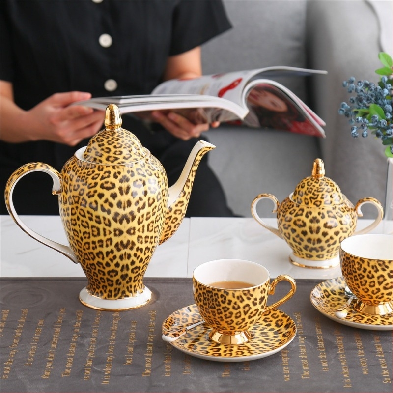 Leopard mintás csont porcelán kávés készlet: kávéscsésze és alátét, kávéskanna, kanál, tejszínkanna, cukortartó, tál, asztalterítő, kés, villa, hamutartó
