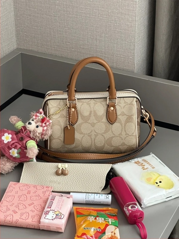 Koucijia 2025 Rowan Monogram Boston Mini Bőr Crossbody Nőknek