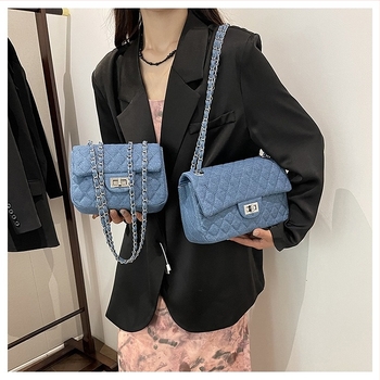 PU bőrrel készült láncos vállon átívelő táska, nagy négyszögletes alak, street style, minimalist design, belső szintetikus bélés, belső ziprekesz, egy vállpánt, mindennapi használatra