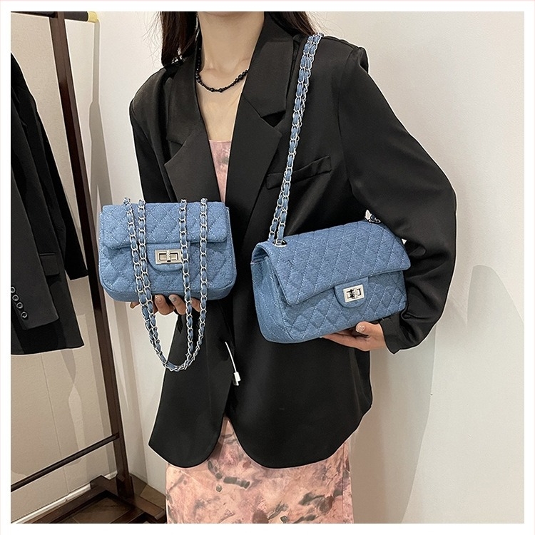 PU bőrrel készült láncos vállon átívelő táska, nagy négyszögletes alak, street style, minimalist design, belső szintetikus bélés, belső ziprekesz, egy vállpánt, mindennapi használatra