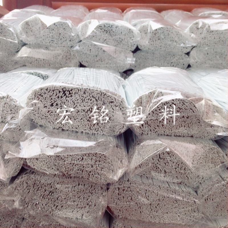 PVC bevonat galvanizált vasdrót, 10 cm hosszú, ipari és mezőgazdasági kötözéshez.