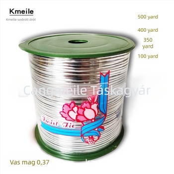 Kötöződrót tekercs arany- és ezüstszínben, 4 mm szélesség, 0,37 mm vastagság, hossz 320–457 m, csomagoláshoz és kötözéshez.