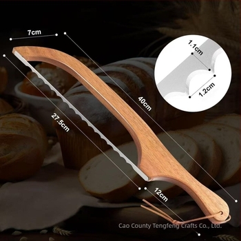 Fából készült barna kenyérvágó kés – kenyér és baguette szeleteléséhez, konyhai eszköz