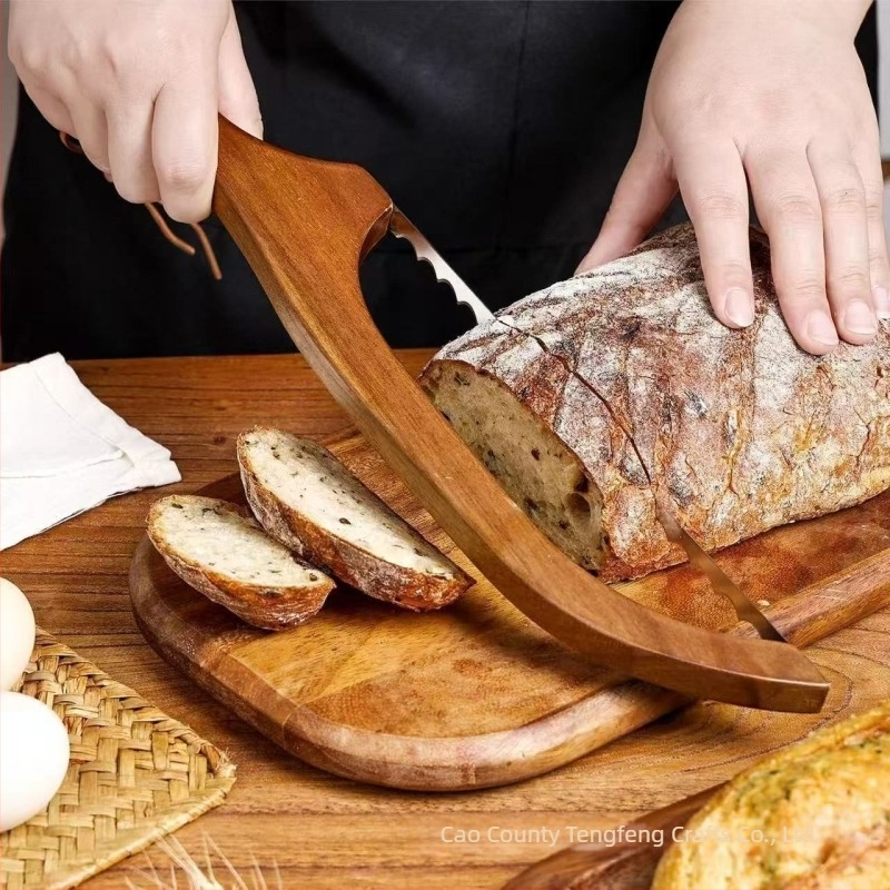 Fából készült barna kenyérvágó kés – kenyér és baguette szeleteléséhez, konyhai eszköz