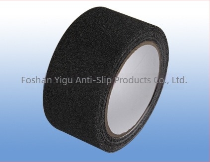 Egyedi PVC matt önragasztó csúszásmentes szalag lépcsők számára; vízálló és kopásálló; vastagság 0,7 mm; szélesség 2,5/5/10 cm; hossz 5–25 m.