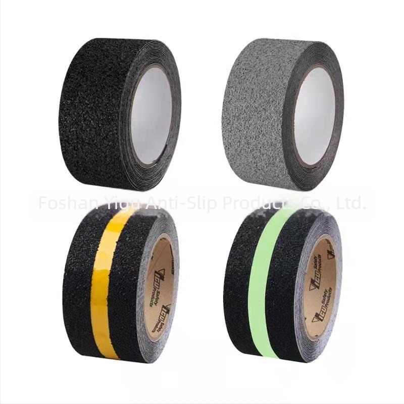 Egyedi PVC matt önragasztó csúszásmentes szalag lépcsők számára; vízálló és kopásálló; vastagság 0,7 mm; szélesség 2,5/5/10 cm; hossz 5–25 m.