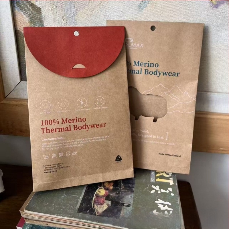 Öko-barát Kraft papírból készült ablakos tasak ajándékcsomagoláshoz ruházathoz, alsóneműkhöz és zoknikhoz