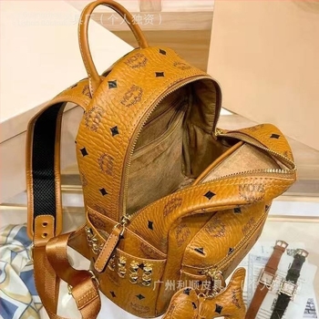 mc oldalsó szegecsekkel mini hátizsák, klasszikus kompakt design, PVC anyag, 20–35 L, uniszex, párnázás nélküli, mindennapi használatra, ingázáshoz, iskolába és utazáshoz