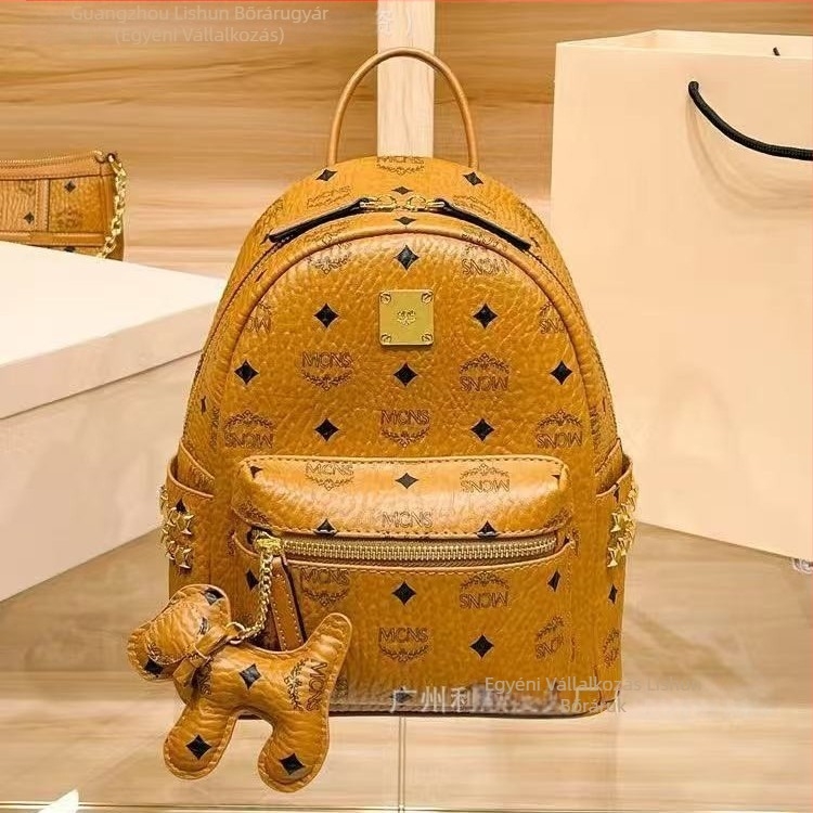 mc oldalsó szegecsekkel mini hátizsák, klasszikus kompakt design, PVC anyag, 20–35 L, uniszex, párnázás nélküli, mindennapi használatra, ingázáshoz, iskolába és utazáshoz