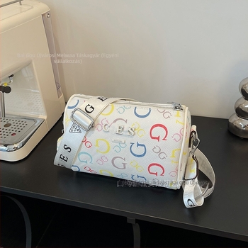 Női crossbody táska cilindrikus formával, PU bőr, közepes méret, cipzáras zárás, poliészter bélés, belső zseb, mindennapi használatra, márka nélküli, betűkkel mintázva európai/amerikai stílusban, téli 2025 megjelenés