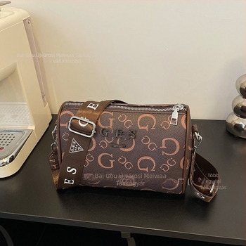 Női crossbody táska cilindrikus formával, PU bőr, közepes méret, cipzáras zárás, poliészter bélés, belső zseb, mindennapi használatra, márka nélküli, betűkkel mintázva európai/amerikai stílusban, téli 2025 megjelenés