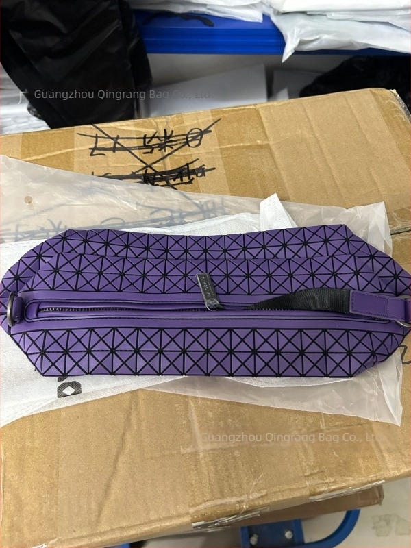 Háromszög alakú válltáska PVC-anyagból, geometrikus varrású minta, uniszex, japán stílus