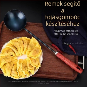 Kézzel kovácsolt vasból készült hosszú nyelű serpenyőkanál, konyhai eszköz tojásos gombócok készítéséhez