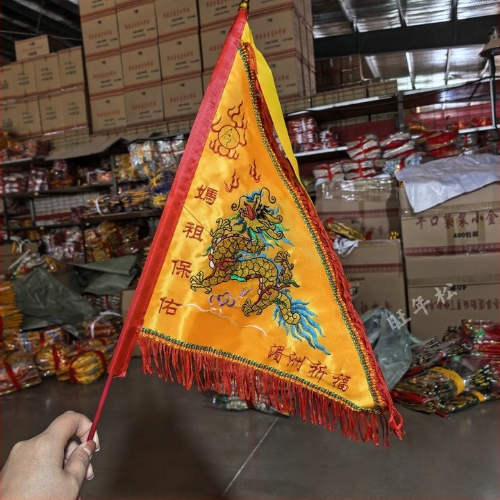 Meizhou-sziget Mazu-templomából származó áldó zászlókészlet: sárkányzászlók, füstölőrudak, kézben tartható parancs zászló, kétszínűen hímzett, színes zászlók, háromszög alakú zászlók