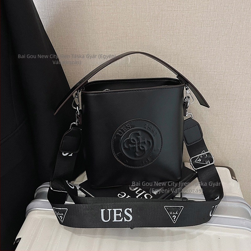 Női színblokkal nyomott bucket táska, kis méret, PU bőr, két vállpánttal hordható, vállon vagy crossbody, cipzárral záródó, függőleges négyzetes forma, utcai stílus, nyár 2025