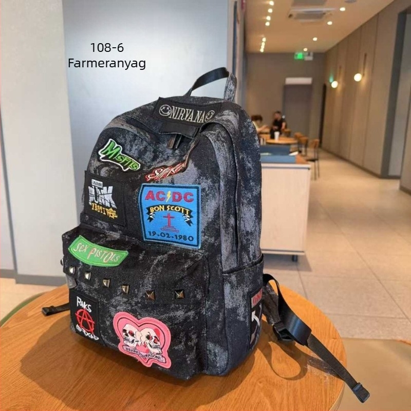 Európai– Amerikai punk stílusú hátizsák patchworkkel és szegecsekkel, nagy kapacitású, alkalmas diákok számára
