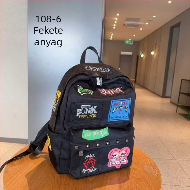 Európai– Amerikai punk stílusú hátizsák patchworkkel és szegecsekkel, nagy kapacitású, alkalmas diákok számára