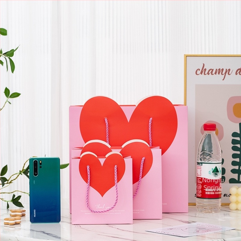 Egyszerű és elegáns laminált ajándéktáska szív alakú
