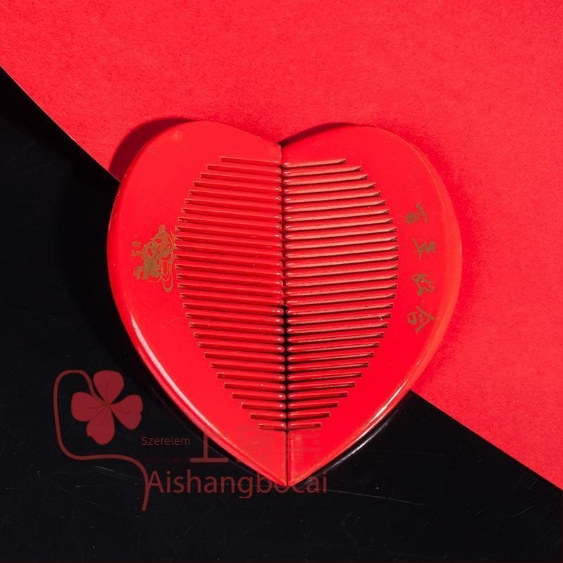 Pár piros fa fésű, barack alakú szív formájú – esküvői hozomány