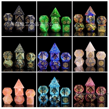 Kék homokkő dobókockák mintával a Dungeons & Dragons játékhoz