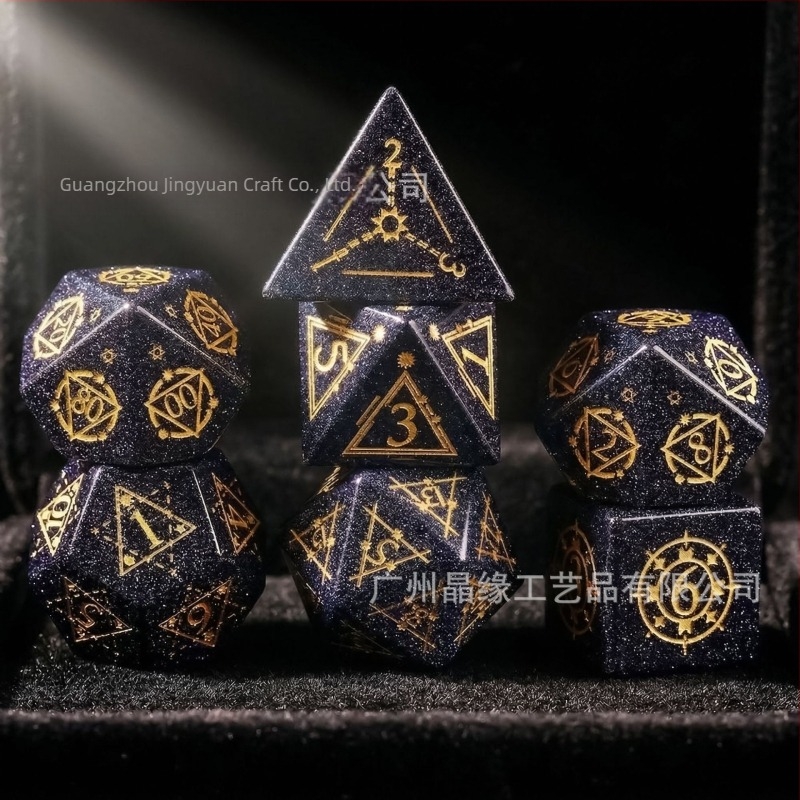 Kék homokkő dobókockák mintával a Dungeons & Dragons játékhoz